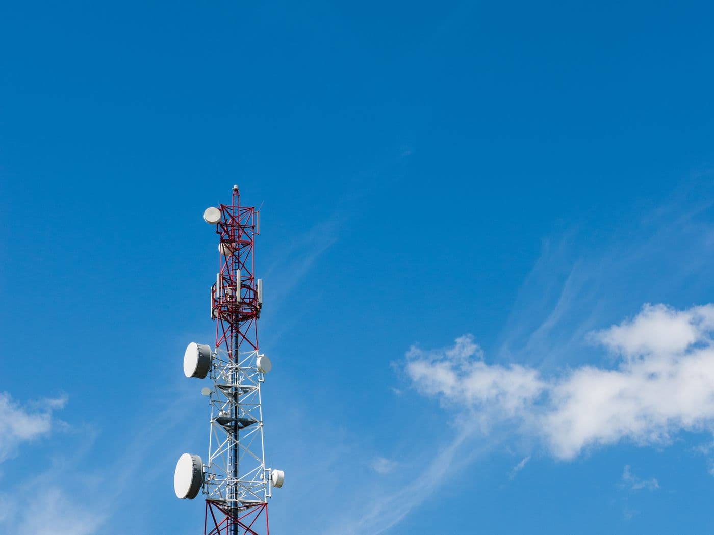 Pylône de télécommunication se détachant sur un ciel dégagé