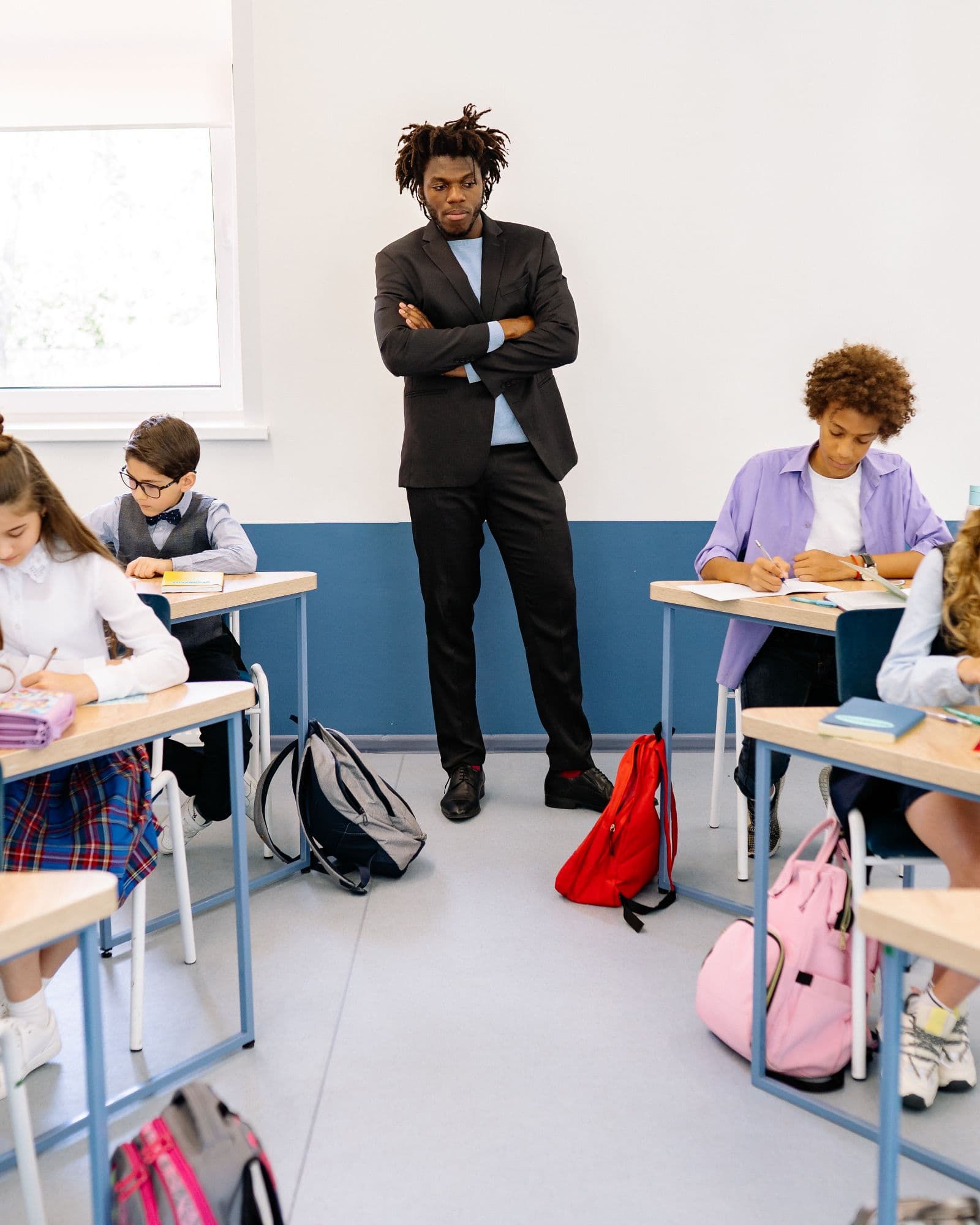 Un enseignant et ses élèves du secondaire en classe